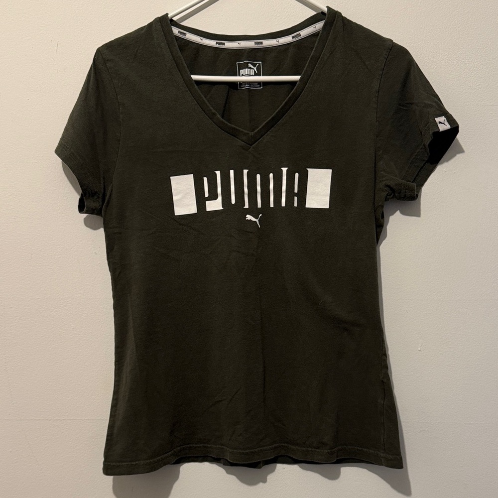 PUMA Women's Graphic V-Neck Tee